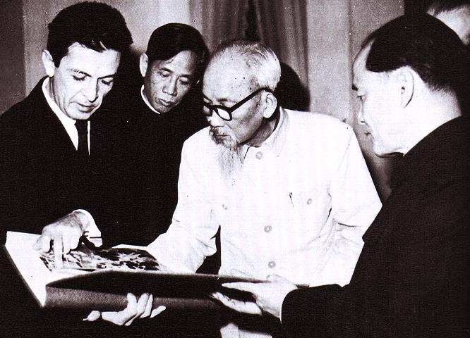 Berlinguer Ho_Chi_Minh.jpg - Enrico Berlinguer con Ho Chi Minh (dicembre 1966)